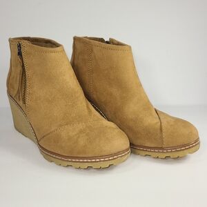 Women's Suede Wedge Ankle Boots - Tan